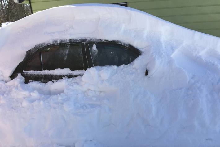 Mit Schnee auf dem Auto macht man sich strafbar