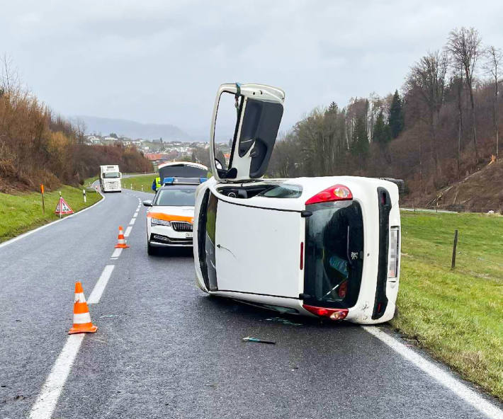 Fahrer und Beifahrerin nach Unfall aus Fahrzeug befreit