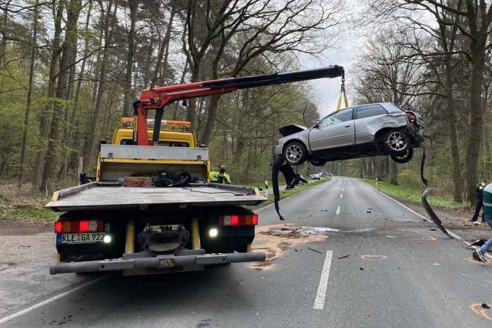 Der Fahrer und sein 33-jähriger Beifahrer wurden in Goch bei dem Unfall schwer verletzt