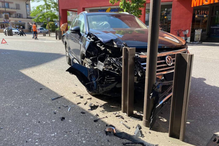 Auto prallt mitten in Risch-Rotkreuz in Strassenlaterne