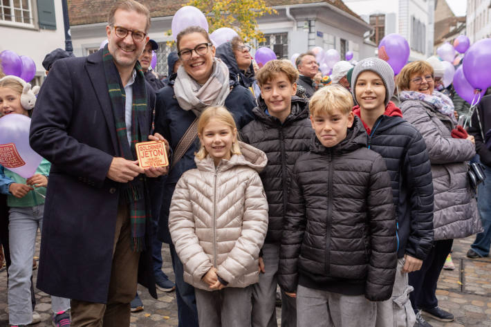 Regierungspräsident Cramer überreicht den Gewinnern den «Goldenen Jeton»