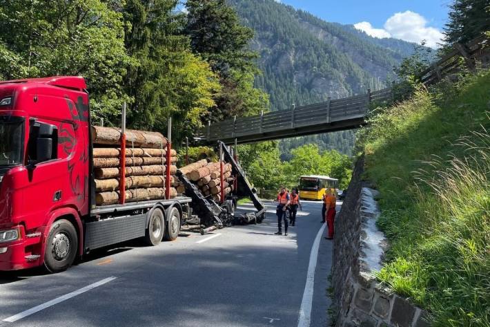 Kollision mit Holzbrücke.