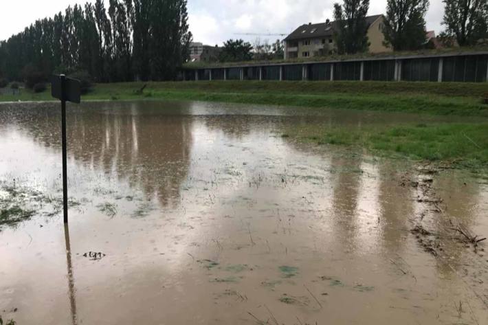 Fussballplatz unter Wasser