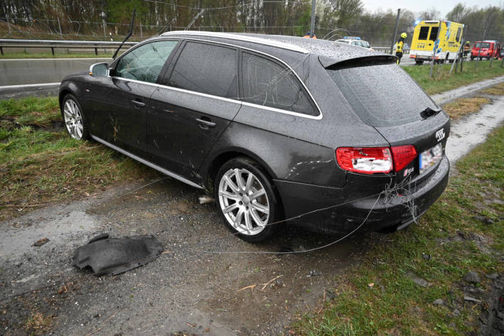 Mit drei abgefahrenen Reifen Unfall gebaut auf der A13