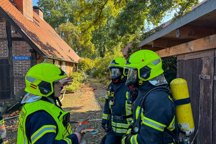 Das Dach wurde geöffnet und Brandgut nach außen befördert.