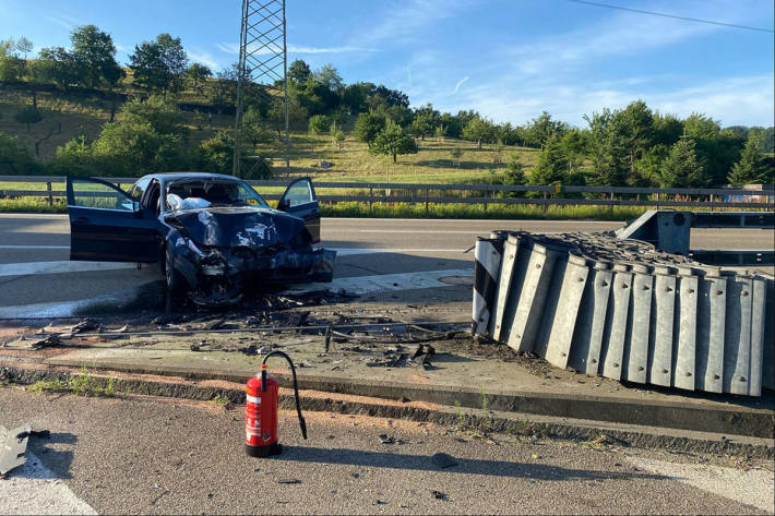  Personenwagen kollidiert mit Aufprallelement auf der A6