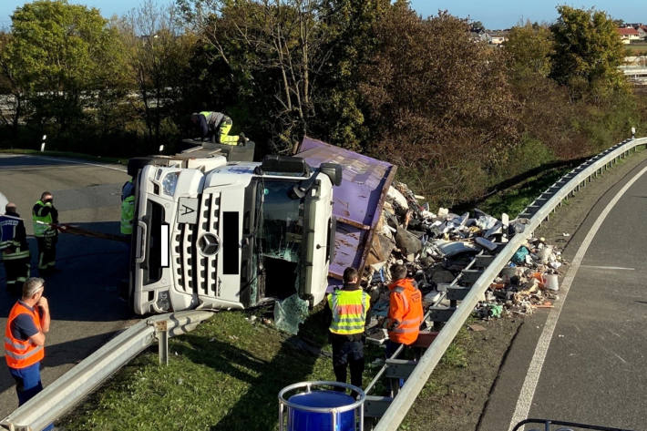 Umgekippter Lkw im Autobahnkreuz Frankenthal auf der A6 / A61