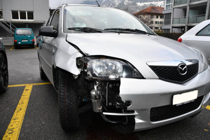 86-jähriger Personenwagenlenker kollidiert mit Zonensignal