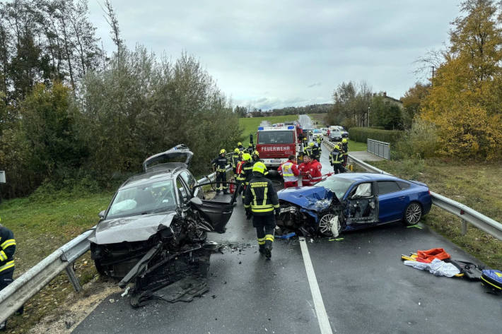 Das Auto der Pensionisten blieb in der Leitplanke stecken.
