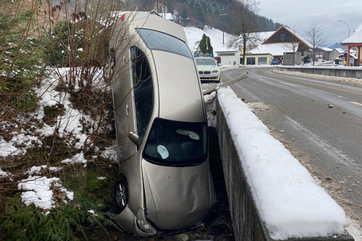  Selbstunfall wegen Glatteis in Schlossrued