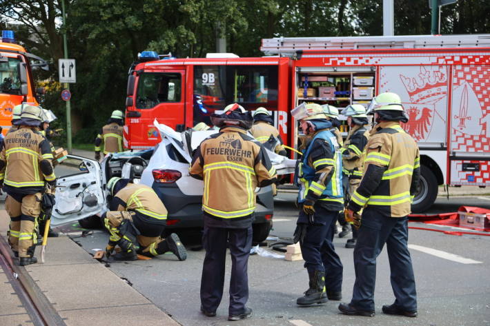 Der Dacia-Fahrer wurde in seinem Auto eingeklemmt