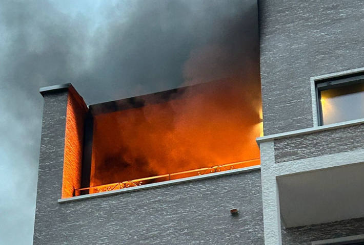Die Terrasse des Mehrfamilienhauses stand in Flammen als die Rettungskräfte eintrafen.