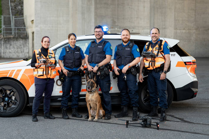 Die Kantonspolizei St.Gallen präsentiert beim Tag der offenen Tür ihre Ausrüstung, darunter Polizeihunde und Drohnentechnologie