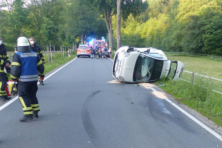 Durch Ablenkung vor Baum gefahren – zwei Verletzte