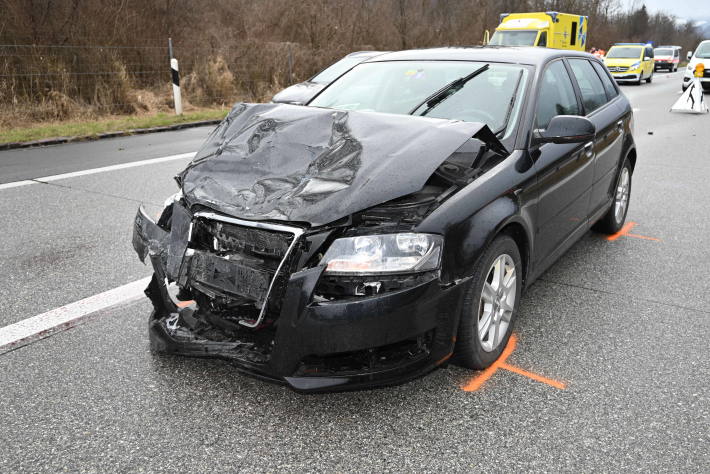 Zwei verletzte Personen bei Auffahrunfall auf der A13