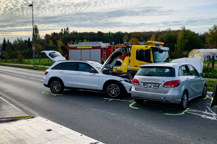 Aus Hofausfahrt gefahren und frontal in anderes Auto gekracht – zwei Personen teils schwer verletzt