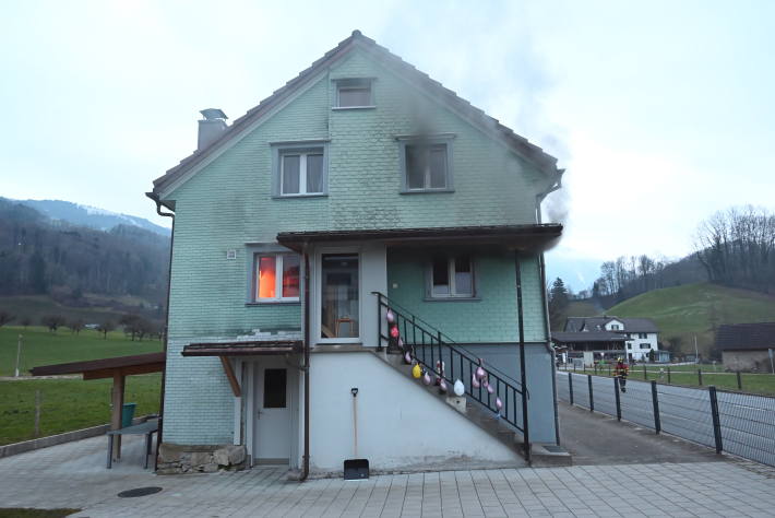 Brand in Zweifamilienhaus – Mutter und Kind retten sich aus dem Haus