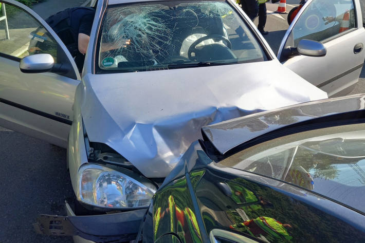 Ein Opel fuhr auf einen Mercedes auf.