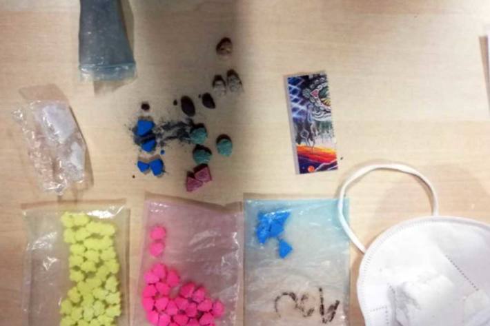 Bei der Durchsuchung der Tasche wurden in Wien  ca. 70 Ecstasy Tabletten, 35 LSD Strips und über 50 Gramm Amphetamine vorgefunden und sichergestellt