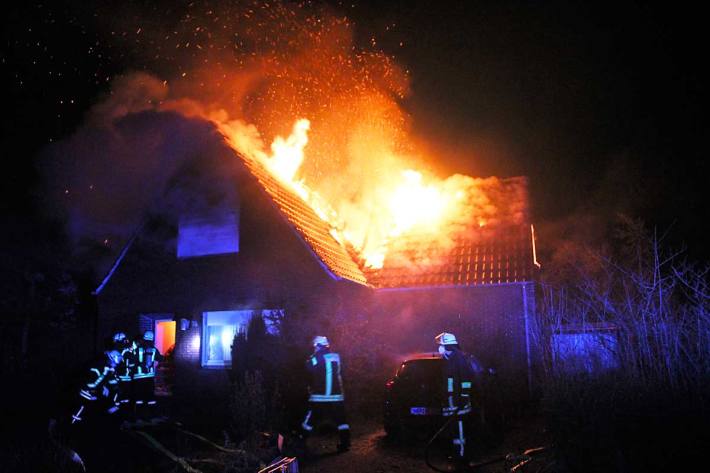 Beim Eintreffen stand der Dachstuhl bereits in Vollbrand, Flammen schlugen aus dem Dach