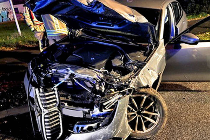 Der Fahrer verlor aufgrund überhöhter Geschwindigkeit die Kontrolle.