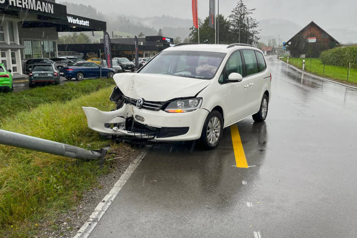 Der Lenker wollte sein Smartphone aufheben und fuhr in Kandellaber.