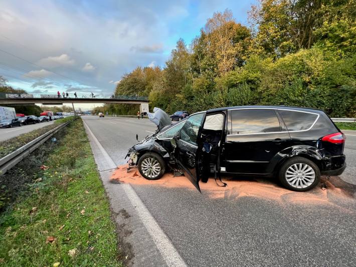 Schwerer Unfall auf der A52 bei Gelsenkirchen mit mehreren verletzten Personen