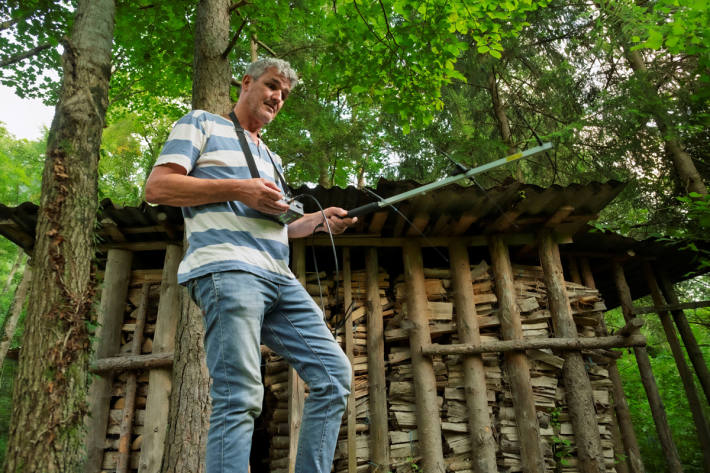 Imker Markus Imhof übt die Suche mit dem Triangulationsgerät