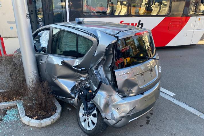 Heftige Kollision in Frauenfeld TG zwischen einem Auto und der Bahn.