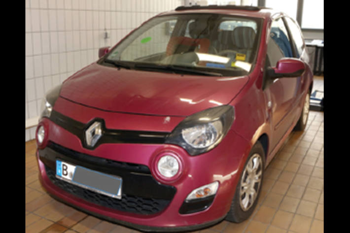 Mit diesem himbeerfarbenen Twingo war der Verdächtige kurz nach dem Verschwinden unterwegs.