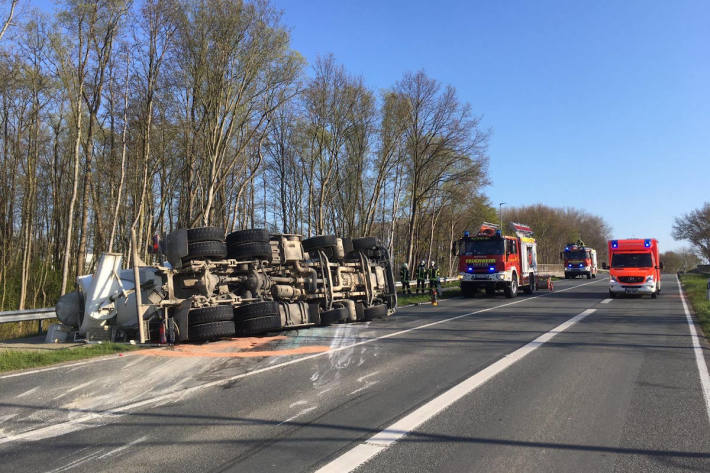 Fahrmischer auf der B9 bei Kleve umgekippt