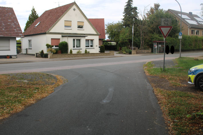 Die Autofahrerin übersah das Kind beim Abbiegen.