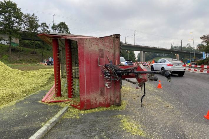 In Mellingen AG ist heute morgen ein Anhänger gekippt.