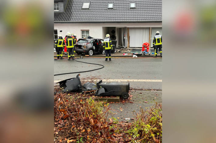 PKW durchbricht Schaufensterfront eines Gebäudes in Hüllhorst