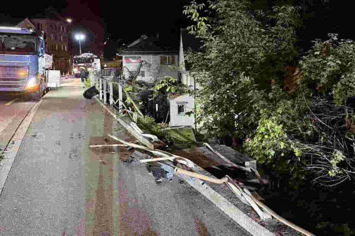 Das beschädigte Geländer und die Abbruchstelle zeigen die Wucht des Aufpralls