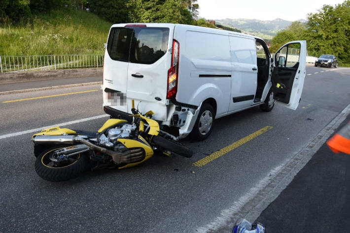 Der Motorradlenker sah den Lieferwagen zu spät.