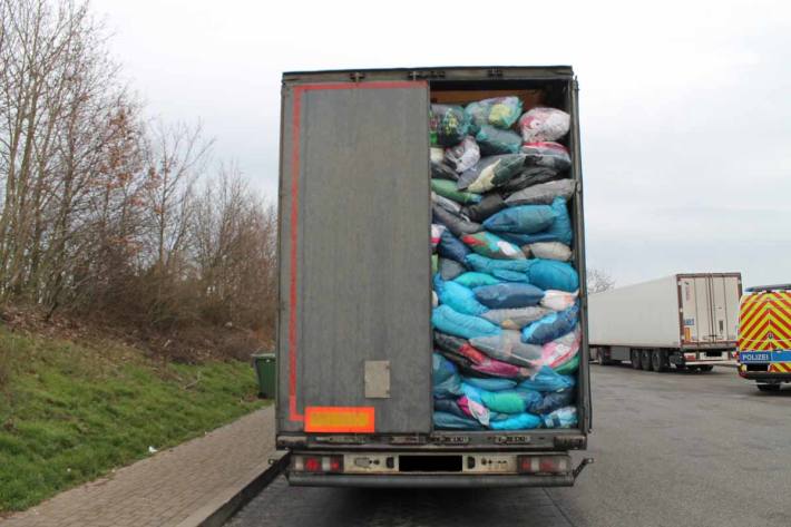  Ein Öffnen der Planen war nur bedingt möglich, da sonst die beförderten Säcke herausgefallen wären