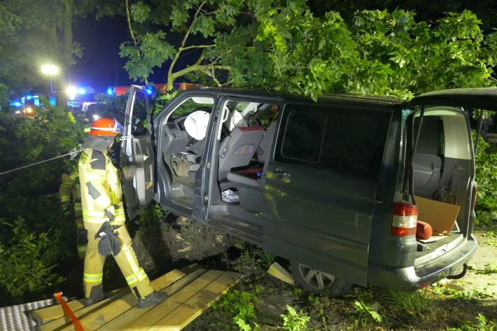 Zwei Verletzte nach Kollision mit einem Baum 