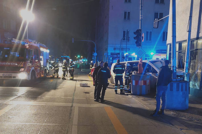 Zwei Polizisten wurden bei der Kollision verletzt.