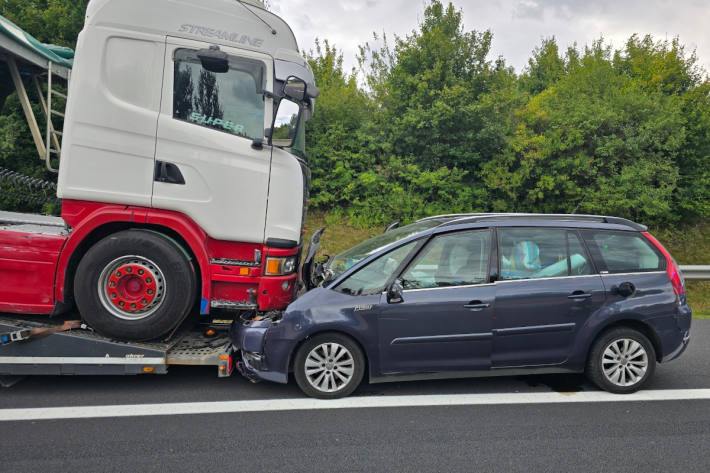 Die Feuerwehr trennte die verkeilten Fahrzeuge. 