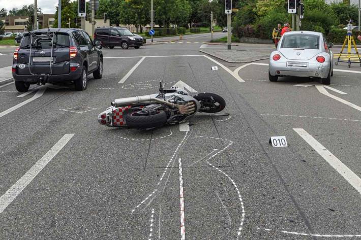 Verkehrsunfall fordert in Hinwil schwer verletzten Motorradfahrer