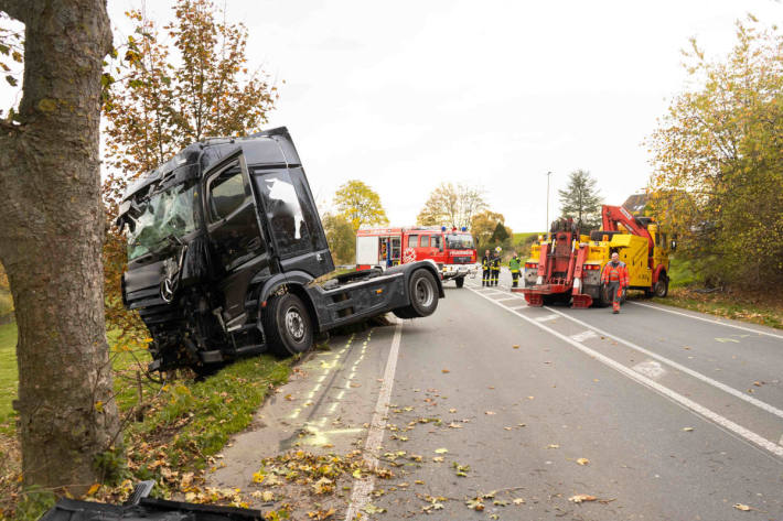 LKW prallt gegen Baum