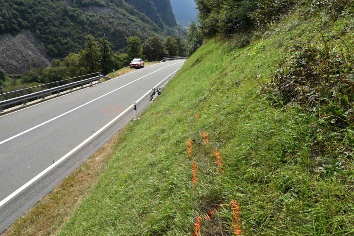 Ein Rennvelofahrer verletzte sich gestern bei Soazza GR mittelschwer.