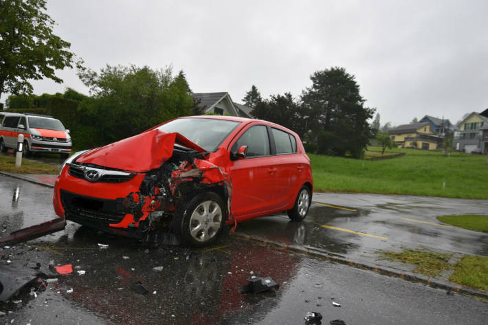 Beide Auto wurden komplett zerstört.