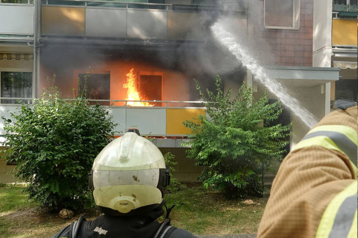 Aus noch ungeklärter Ursache fing der Balkon Feuer.