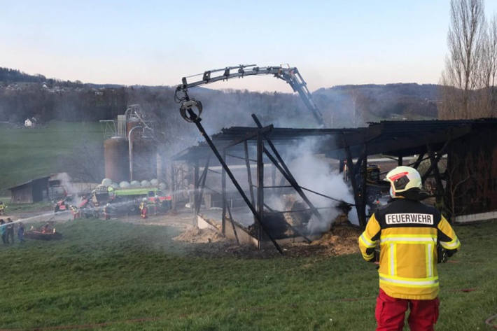 Beim Brand in einem Geräteunterstand is in Mettmenstetten ein Sachschaden von mehreren zehntausend Franken entstanden