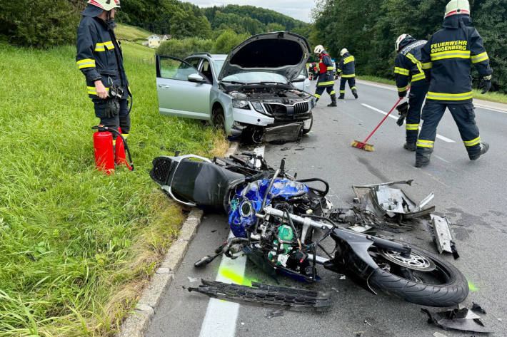 Die Feuerwehr reinigte die Straße und unterstützte den Abschleppdienst.
