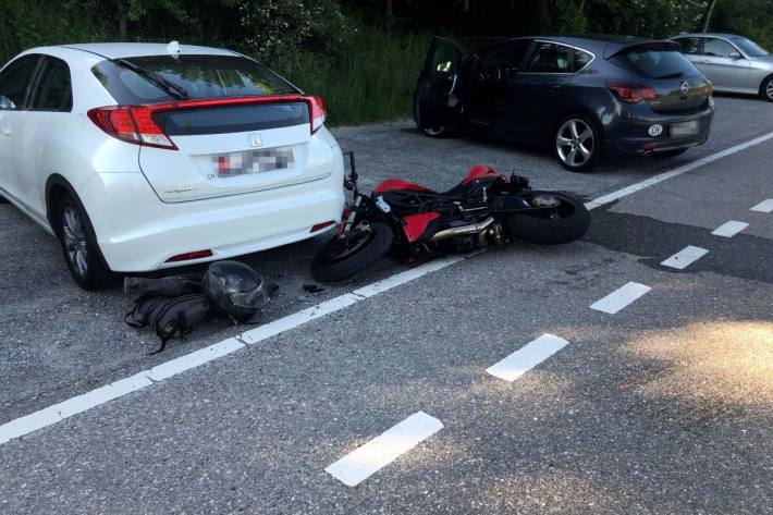 Der Motorradlenker verletzte sich bei der Kollision in Andwil SG.