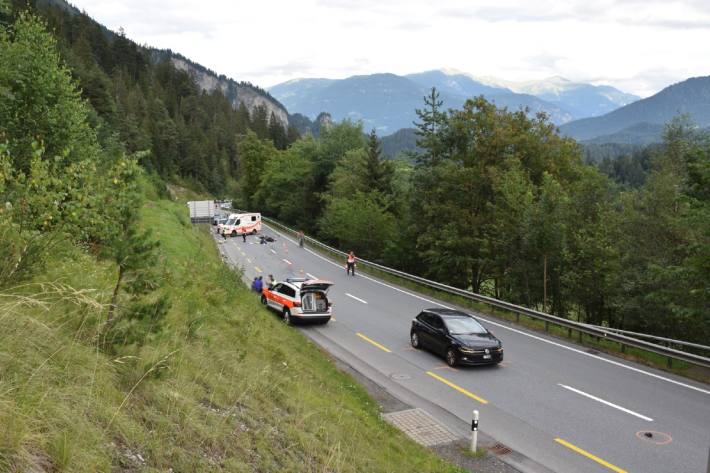 Beim Verkehrsufnall in Flims auf der Oberalpstrecke, wurde ein Motorradfahrer schwer verletzt.