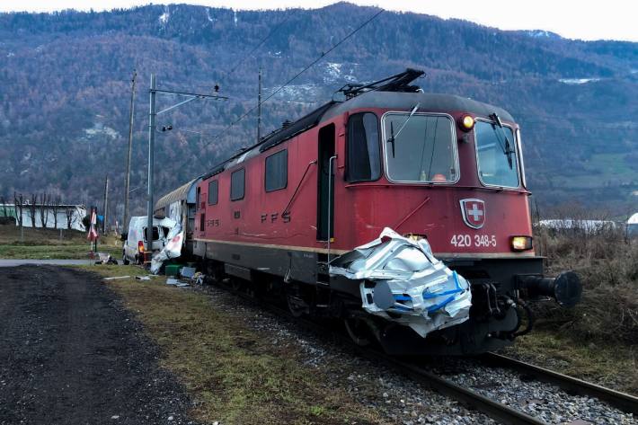 Spektakulärer Selbstunfall in Vétroz VS.